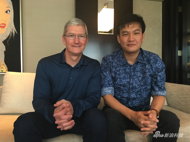 圖中左為蘋果CEO庫(kù)克 右為新浪科技郭曉光